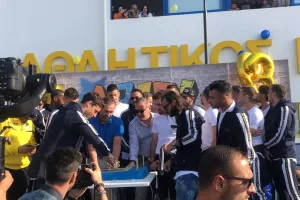 (ΒΙΝΤΕΟ/ΦΩΤΟΣ) ΑΠΟΕΛ/ Υπό τους ήχους του ύμνου έσβησαν… κεράκια!