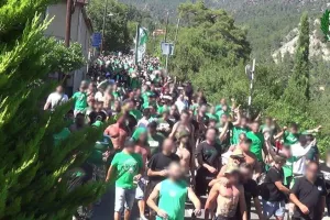 ΘΥΡΑ 9- "Παραλύει η Κυπερούντα"