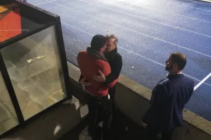 (Ντε Καμάργκο) Με την... αύρα του ΣΚΟΡΕΡ/ Αγκαλιές με Πρόδρομο (Φώτος)