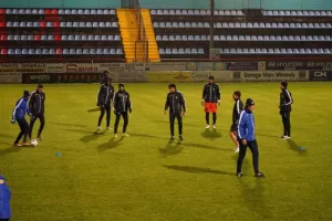 (ΦΩΤΟΣ/ΒΙΝΤΕΟ ΑΠΟΕΛ) Προπόνηση στο Stade Jos Nosbaum 