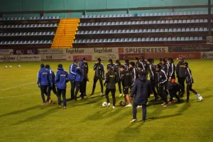 (ΦΩΤΟΣ/ΒΙΝΤΕΟ ΑΠΟΕΛ) Προπόνηση στο Stade Jos Nosbaum 