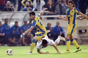 ΑΝΑΤΡΟΠΗ στο 88' και... ΦΟΥΛ για πρόκριση! (Φώτος)