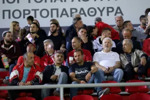 Ερυθρόλευκο "ΜΠΛΟΚΟ" με φοβερό... Ελουντού! (φώτος)