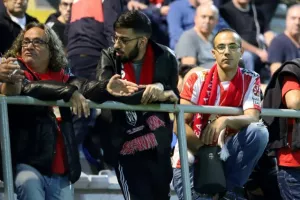 Ερυθρόλευκο "ΜΠΛΟΚΟ" με φοβερό... Ελουντού! (φώτος)