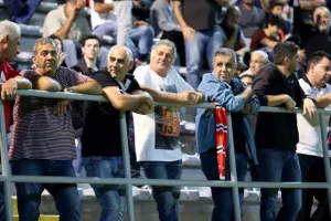 Ερυθρόλευκο "ΜΠΛΟΚΟ" με φοβερό... Ελουντού! (φώτος)