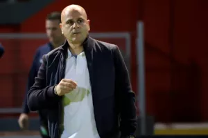 Ερυθρόλευκο "ΜΠΛΟΚΟ" με φοβερό... Ελουντού! (φώτος)
