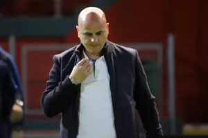 Ερυθρόλευκο "ΜΠΛΟΚΟ" με φοβερό... Ελουντού! (φώτος)