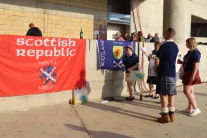 (Φώτος) Σκωτσέζοι με ΚΙΛΤ και φυσικά μπύρες 