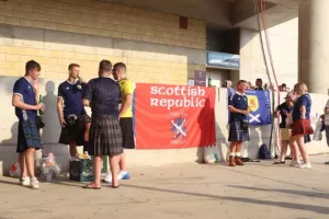(Φώτος) Σκωτσέζοι με ΚΙΛΤ και φυσικά μπύρες 