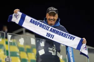 Κυρία... μόνη στην κορυφή με δυο γκολάρες! (φώτος)