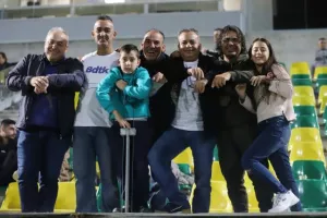 Κυρία... μόνη στην κορυφή με δυο γκολάρες! (φώτος)