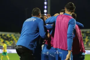 Κυρία... μόνη στην κορυφή με δυο γκολάρες! (φώτος)