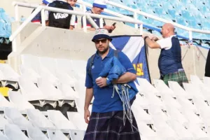 (Φώτος) Σκωτσέζοι με ΚΙΛΤ και φυσικά μπύρες 