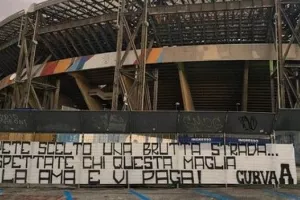 Κρέμασαν πανό κατά των παικτών σε όλη την πόλη