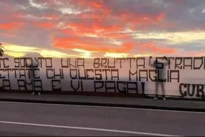 Κρέμασαν πανό κατά των παικτών σε όλη την πόλη