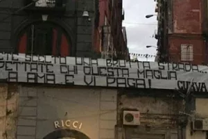 Κρέμασαν πανό κατά των παικτών σε όλη την πόλη