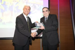 ΦΩΤΟΣ/Όμορφη βραδιά Γενεθλίων και βραβεύσεων για το ΑΠΟΕΛ