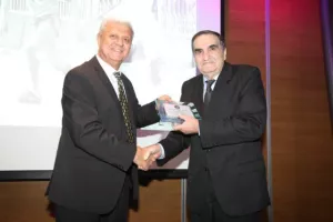 ΦΩΤΟΣ/Όμορφη βραδιά Γενεθλίων και βραβεύσεων για το ΑΠΟΕΛ