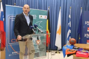 Junior NBA Cyprus με Ντράγκαν Τάρλατς... (φώτος)