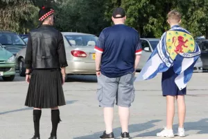 (Φώτος) Σκωτσέζοι με ΚΙΛΤ και φυσικά μπύρες 
