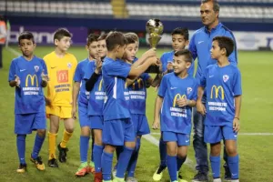 Χειροκροτήθηκαν οι μικροί πρωταθλητές και τα κορίτσια! (Φώτος/βίντεο)