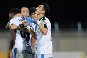 ΕΠΙΤΕΛΟΥΣ... Απόλλων με ΤΡΙΑΡΑ στο Τάσος Μάρκου! (φώτος)