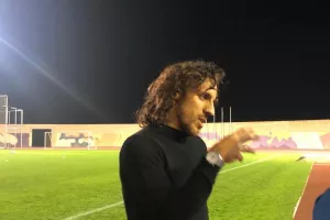 Με πολιτική περιβολή στην προπόνηση