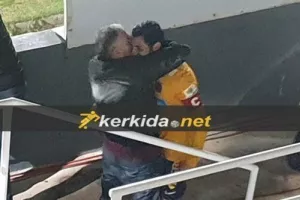 ΟΜΟΡΦΟ με Χάρη/ Στην κερκίδα του Εθνικού και... αγκαλιές! (Φώτος)