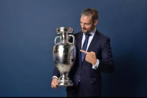 Με την κούπα του Euro 2020 ο Χαριστέας (φώτο)