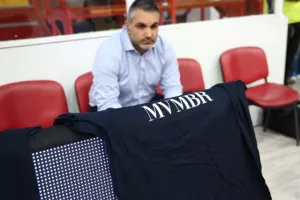 Ο Κεραυνός έριξε κατοστάρα στο ΑΠΟΕΛ! (φώτος)