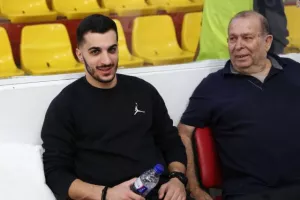 Ο Κεραυνός έριξε κατοστάρα στο ΑΠΟΕΛ! (φώτος)