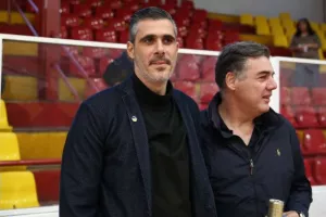 Ο Κεραυνός έριξε κατοστάρα στο ΑΠΟΕΛ! (φώτος)