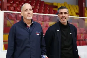 Ο Κεραυνός έριξε κατοστάρα στο ΑΠΟΕΛ! (φώτος)