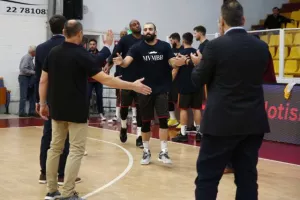 Ο Κεραυνός έριξε κατοστάρα στο ΑΠΟΕΛ! (φώτος)