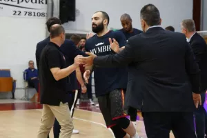 Ο Κεραυνός έριξε κατοστάρα στο ΑΠΟΕΛ! (φώτος)