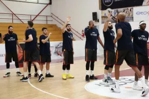 Ο Κεραυνός έριξε κατοστάρα στο ΑΠΟΕΛ! (φώτος)