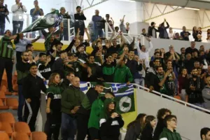 ΕΣΠΑΣΕ το ρόδι με ΤΕΣΣΑΡΑ! (φώτος)