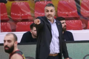 Ο Κεραυνός έριξε κατοστάρα στο ΑΠΟΕΛ! (φώτος)