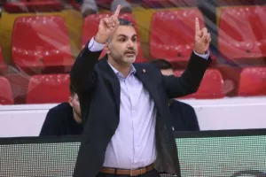 Ο Κεραυνός έριξε κατοστάρα στο ΑΠΟΕΛ! (φώτος)