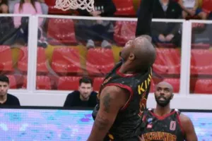Ο Κεραυνός έριξε κατοστάρα στο ΑΠΟΕΛ! (φώτος)