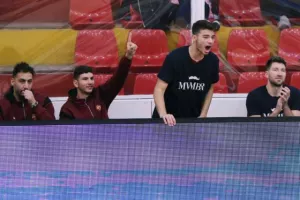 Ο Κεραυνός έριξε κατοστάρα στο ΑΠΟΕΛ! (φώτος)