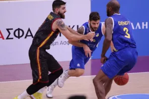 Ο Κεραυνός έριξε κατοστάρα στο ΑΠΟΕΛ! (φώτος)