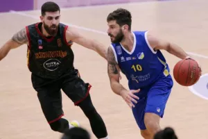 Ο Κεραυνός έριξε κατοστάρα στο ΑΠΟΕΛ! (φώτος)
