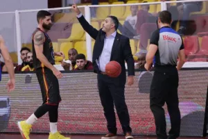 Ο Κεραυνός έριξε κατοστάρα στο ΑΠΟΕΛ! (φώτος)