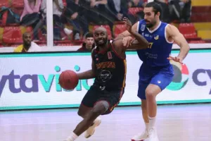 Ο Κεραυνός έριξε κατοστάρα στο ΑΠΟΕΛ! (φώτος)