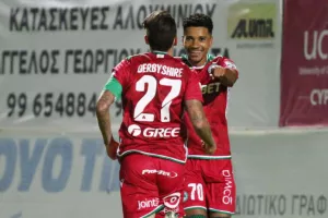 ΜΑΤ παρέα με τη κούπα της Πρέμιερ!