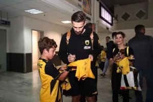 Αποθέωση για την αποστολή της ΑΕΚ στο Ηράκλειο (φώτος)