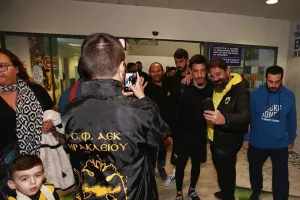 Αποθέωση για την αποστολή της ΑΕΚ στο Ηράκλειο (φώτος)