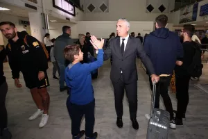 Αποθέωση για την αποστολή της ΑΕΚ στο Ηράκλειο (φώτος)