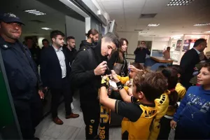 Αποθέωση για την αποστολή της ΑΕΚ στο Ηράκλειο (φώτος)